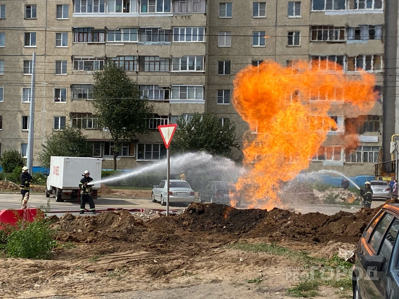 В Юго-Западном районе вспыхнул газопровод огненным фонтаном