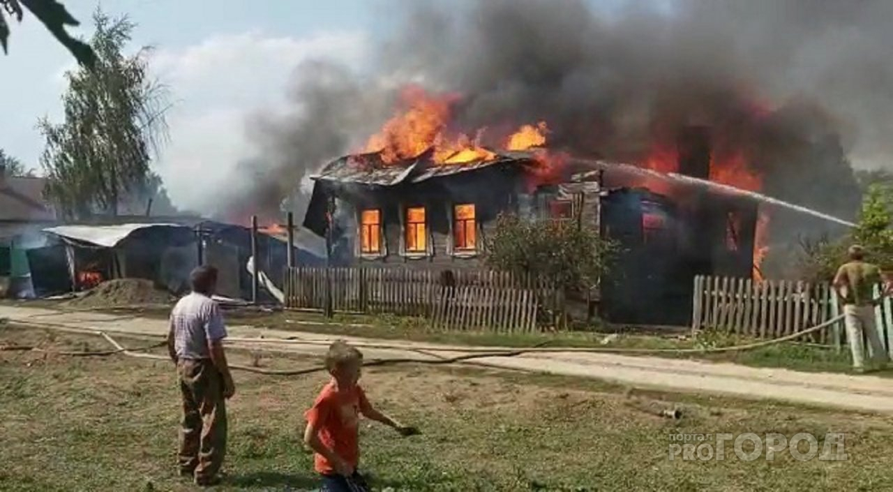 В Мариинско-Посадском районе огонь уничтожил жилой дом