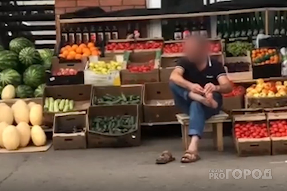 Продавец овощей удивил прохожих своими действиями: “Он ковырялся в ногтях и между пальцами ног”
