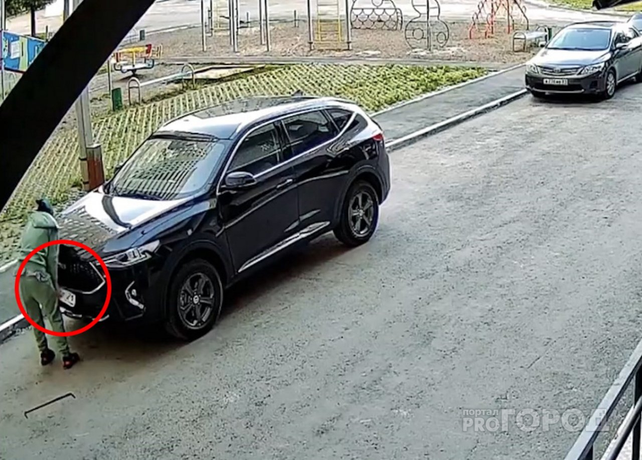 В Чебоксарах объявилась женщина, которая царапает машины и срывает с них номера