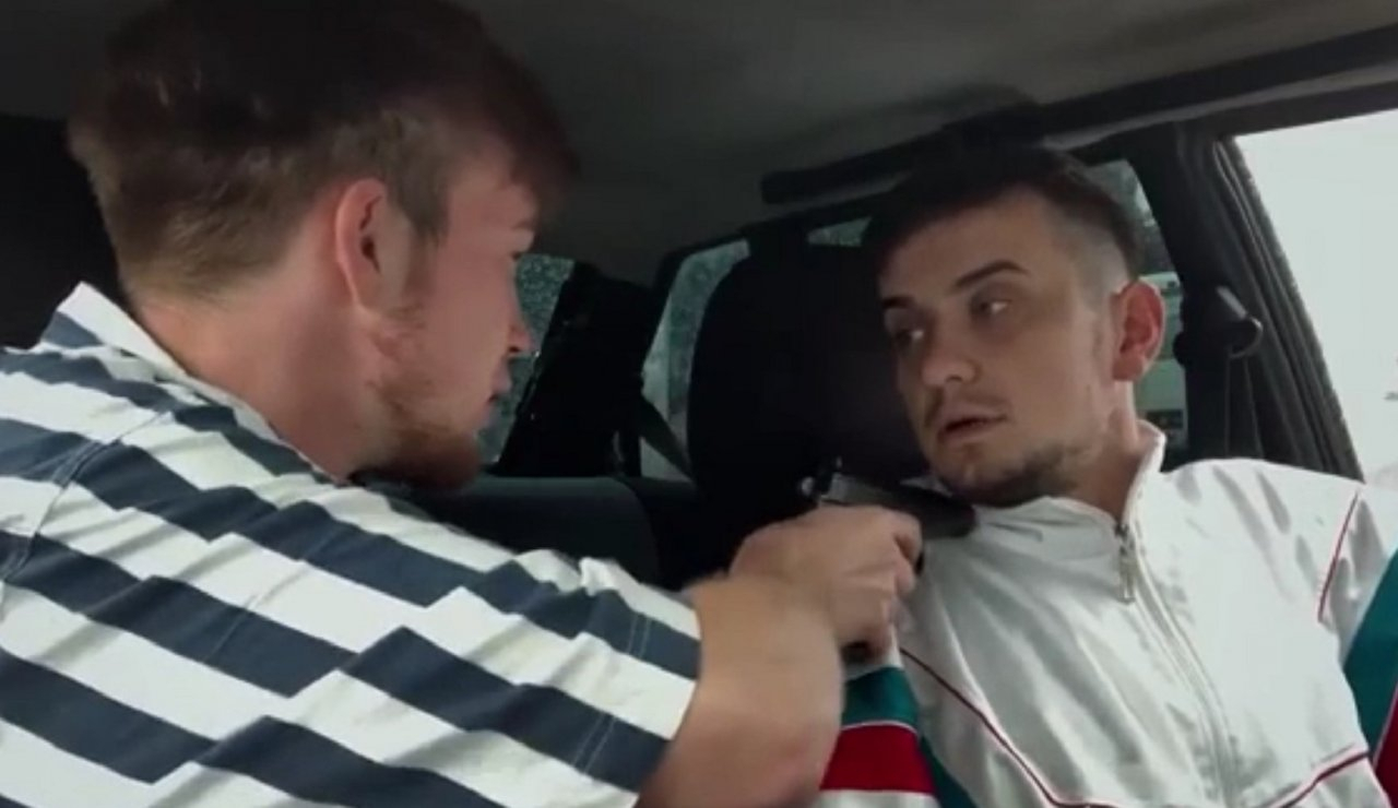 Чувашские блогеры сняли юмористический ролик про таксиста, который даже под дулом пистолета отказался ехать в Новочебоксарск