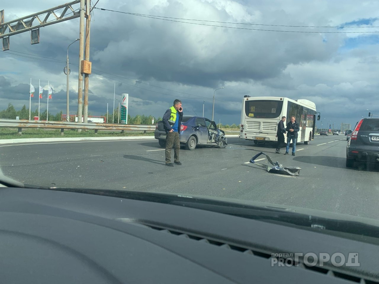 На трассе между Чебоксарами и Новочебоксарском легковушка влетела в пассажирский автобус
