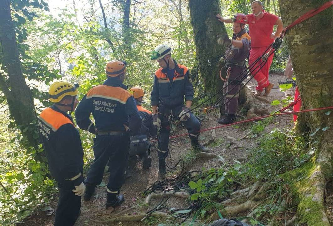 Чебоксарец во время отдыха в Сочи упал с высокой скалы: с серьезными травмами его вытаскивали альпинисты