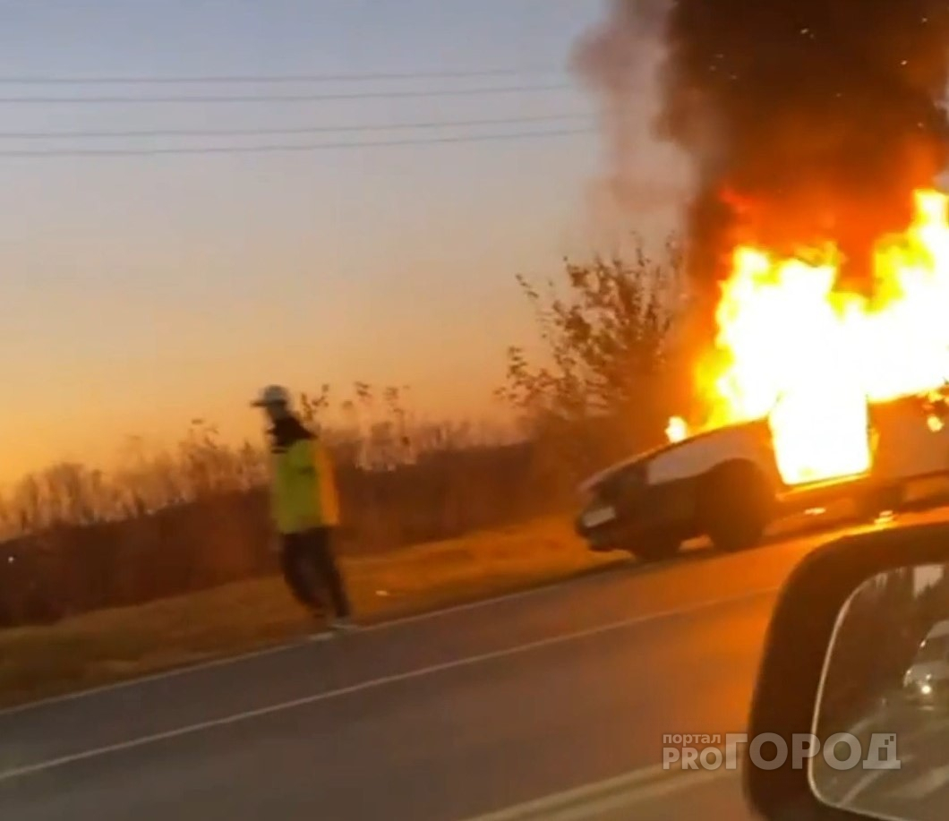 В Чебоксарах вспыхнула легковушка: машина полностью объята огнем