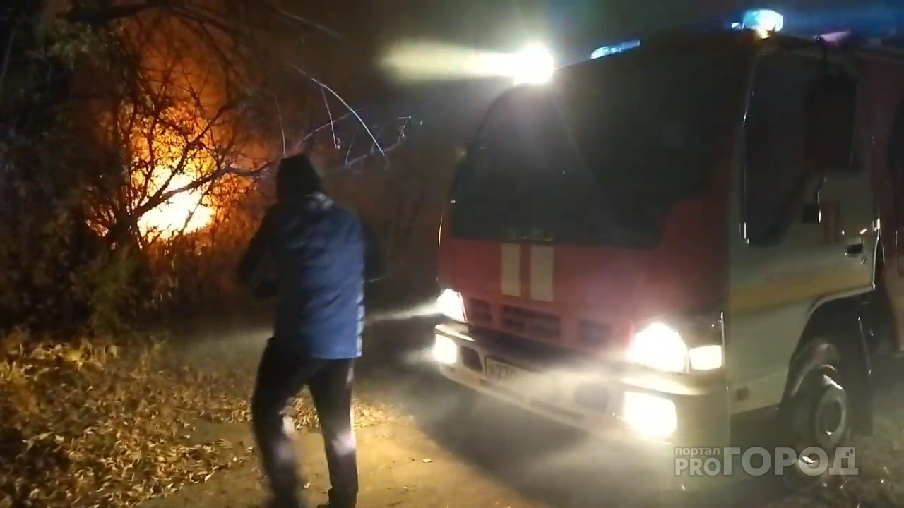 В Новочебоксарске тушат пожар в дачном поселке: хозяин уснул и забыл про печь