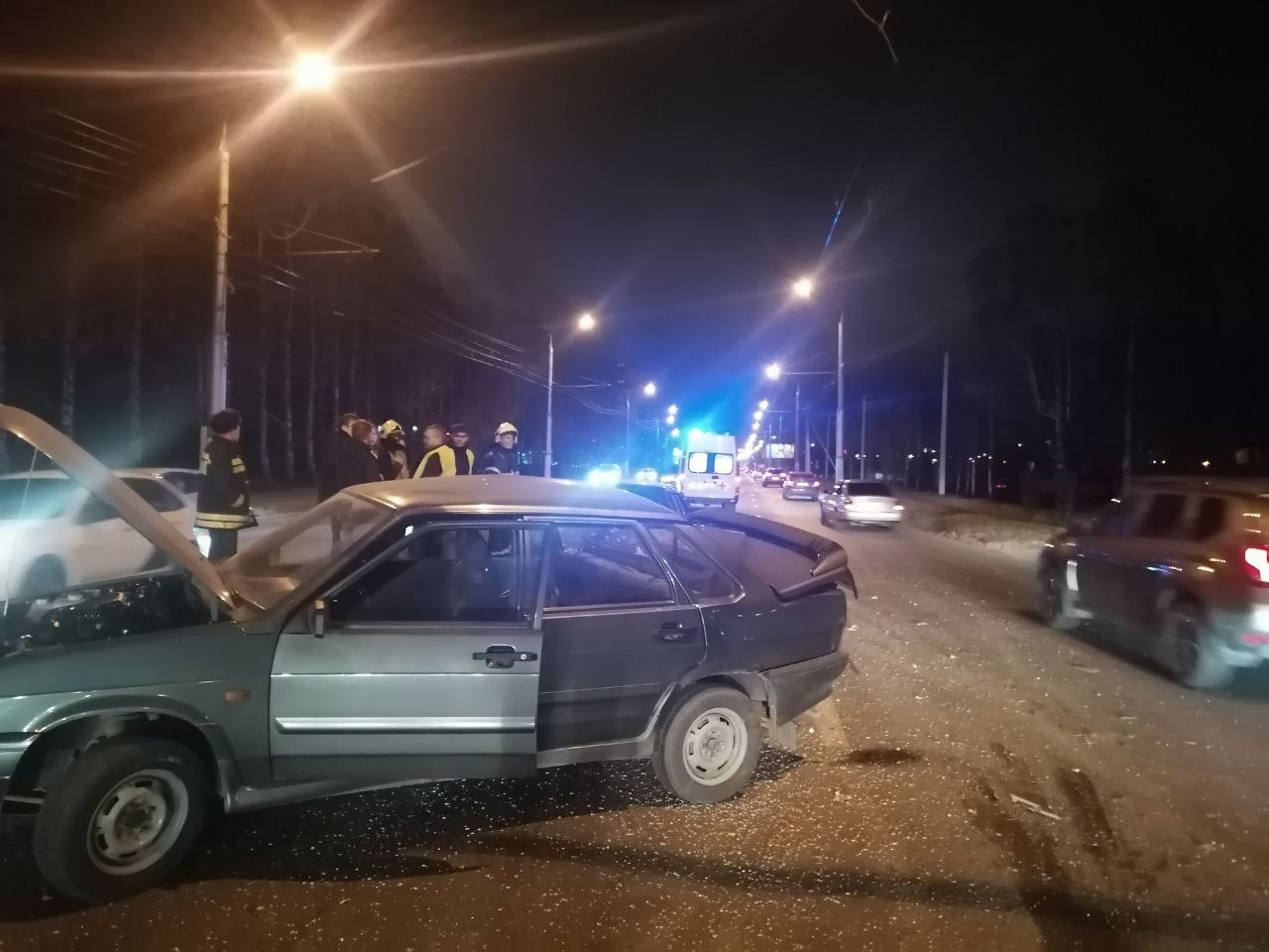 В Чебоксарах иномарка сбила водителей, которые попали в ДТП