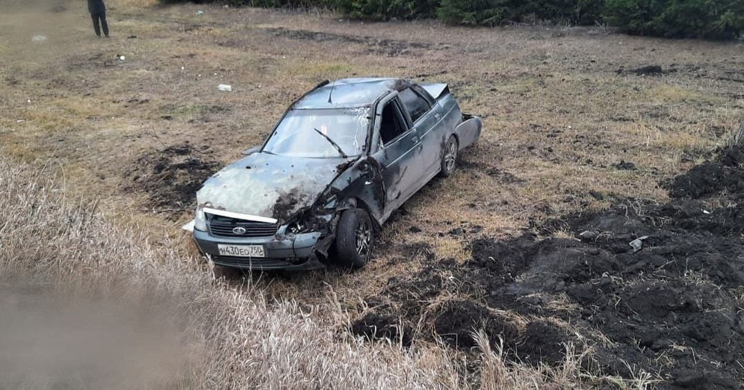 В Чувашии "Приора" на летней резине вылетела с дороги: водитель погиб