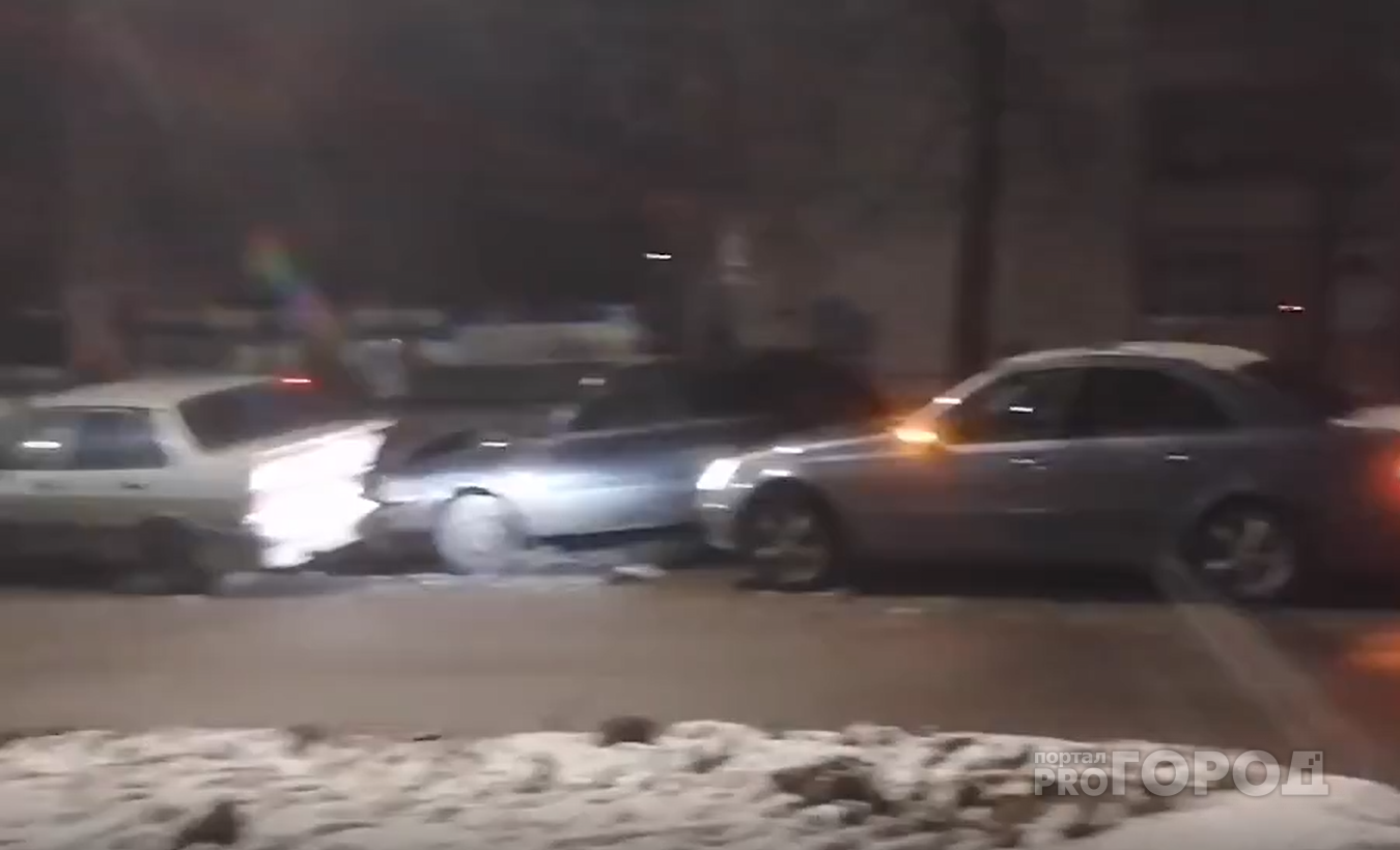 Ночью в Чебоксарах 18-летний водитель влетел в "Мерседес", подбивший по инерции еще два авто
