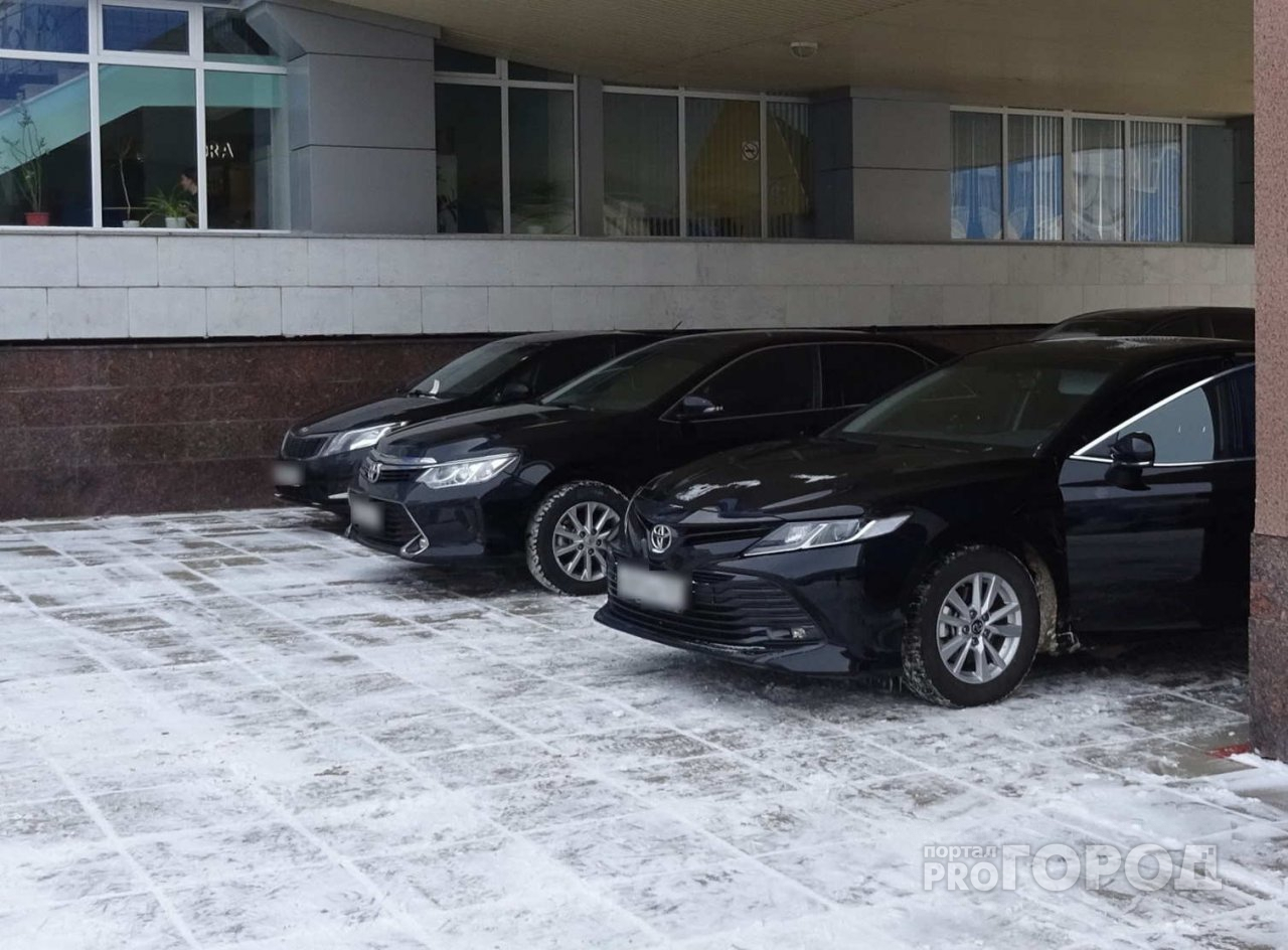 Для чувашских чиновников ищут семь представительских седанов с вежливыми водителями