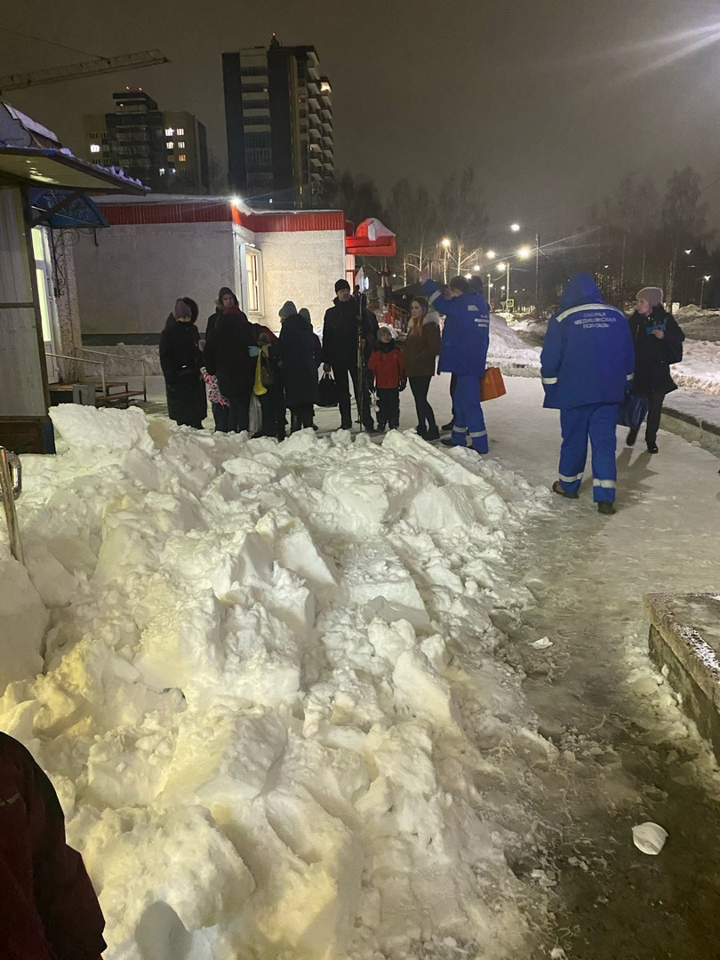 В Чебоксарах женщину с детьми завалило снегом: "Мальчик был закопан полностью"