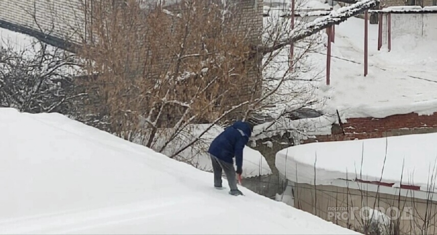 На стадионе "Энергия" разбился работник при чистке снега
