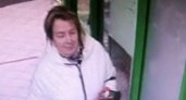 В Чебоксарах ищут женщину в белой куртке, которая ходила по магазинам с подругой