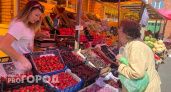 Сколько стоят сезонные ягоды на Колхозном рынке Чебоксар под конец июня
