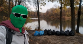 В Чебоксары заехал экоактивист Чистомэн и собрал девять столитровых мешков мусора в парке