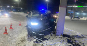 В Чебоксарах немецкий кроссовер разбился о бетонный столб: пострадали пассажиры
