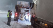 Инспекторы ГИБДД в Чувашии помогли эвакуировать грузовик водителю, который мерз час на трассе