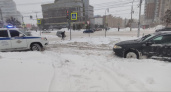 В Чувашии полицейские спасают водителей, чьи автомобили вышли из строя и застряли в снегу
