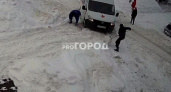 Чебоксарцы помогли вызволить машину скорой помощи из снежного плена