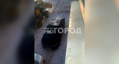 В Чебоксарах упавшая с высоты снежная глыба раздавила Volkswagen Polo