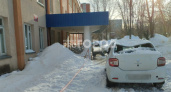 В Новочебоксарске с крыши больницы рухнула глыба снега и раздавила Renault Logan