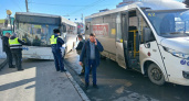 В Чебоксарах два автобуса не поделили остановку: проводится проверка
