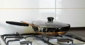 Спрячьте старый сервиз и избавьтесь от старых сковородок: признаки токсичной посуды