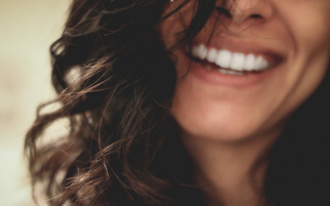 Со скидками на лечение зубов вам больше не придется прятать свою улыбку