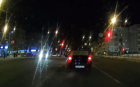Таксист "Яндекса" проехал перекресток на красный и через сплошные линии