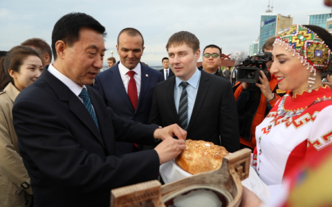 В Чебоксарах с караваем встретили члена Госсовета Китая