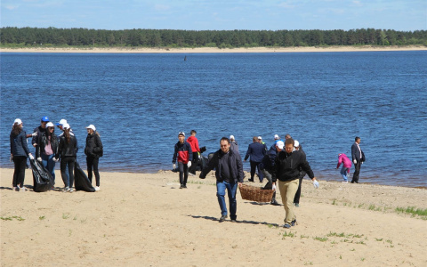 В Новочебоксарске чиновники и волонтеры убрались на берегу Волги