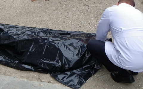 В Вурнарском районе на скамейке нашли тело убитого мужчины
