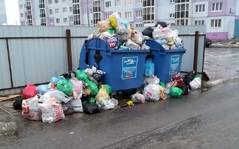 Гололед не дает вывезти мусор со дворов Чебоксар