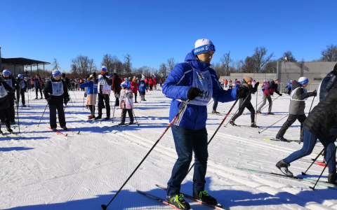 Тысячи человек пришли на "Лыжню России", несмотря на недостаток снега и отсутствие парковки