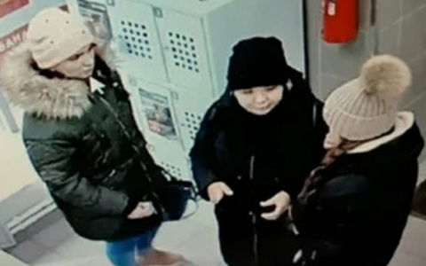 Три девушки нашли карту студентки и пошли в магазины