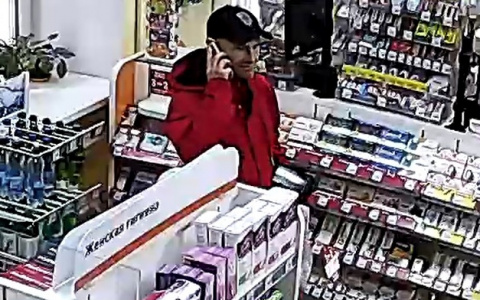Полиция разыскивает мужчину в красной куртке и с чужим телефоном