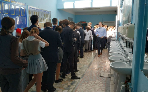 Чебоксарские школьники стоят в очереди в столовую по 20 минут