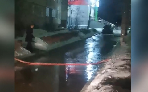 "Резиновые сапоги нужны": в Новочебоксарске двор залило водой
