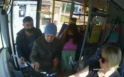 Разыскиваемую пару засекли при краже денег у женщины в автобусе